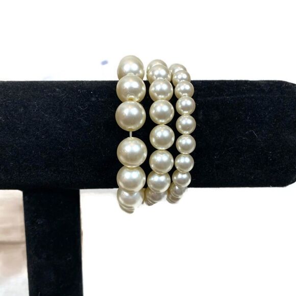 Lot of three Consecutively Sized Faux Pearl Bracelets One Size Stretchy - Picture 4 of 7